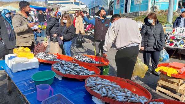 Müşteri çekme yarışı yeri göğü inletiyor: İstavrit 30, hamsi 25 TL