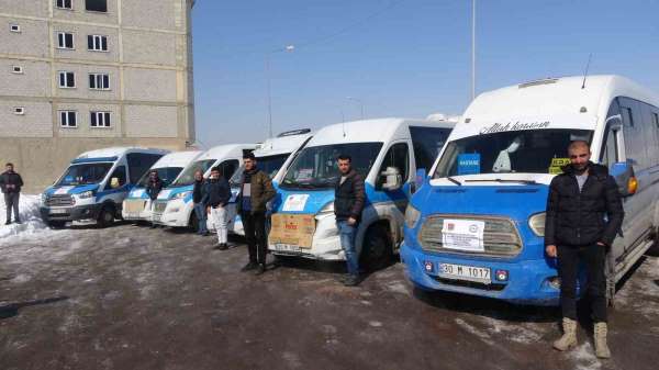 Yüksekova'daki minibüsçüler bir günlük kazançlarını depremzedelere bağışladı