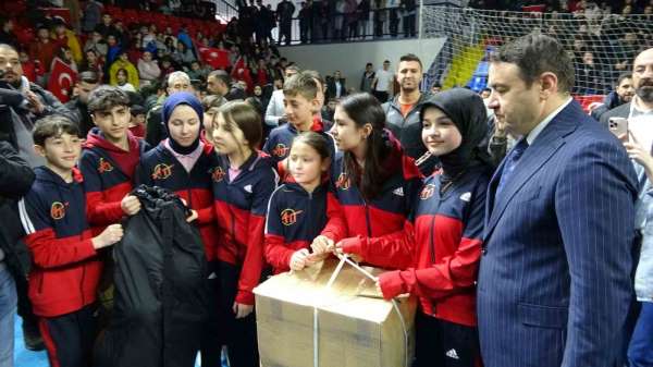 Kütahya'da sporculara malzeme desteği dağıtıldı