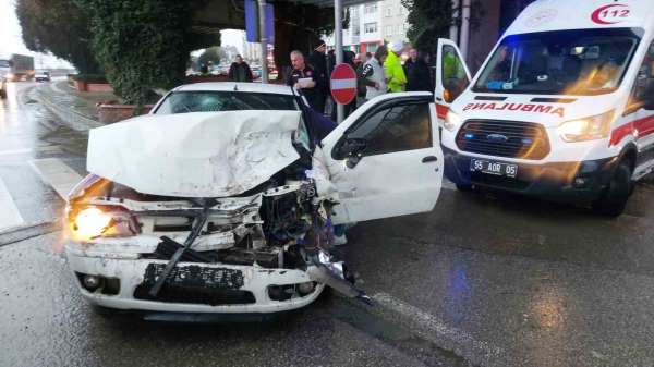 Samsun'da otomobil ile kamyonet çarpıştı: 4 yaralı