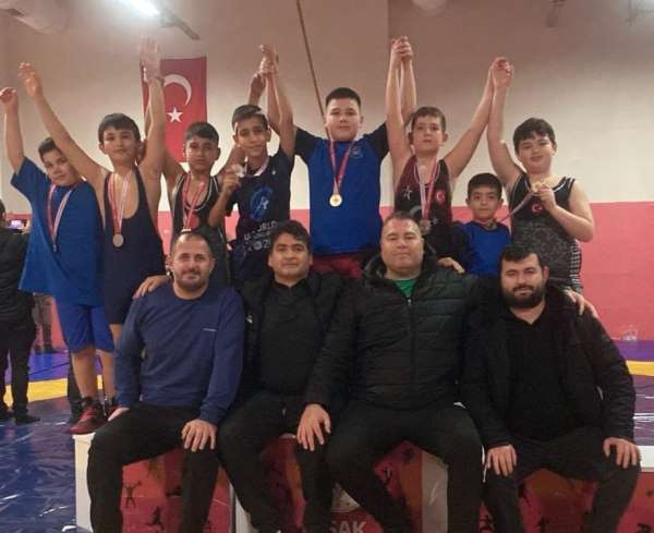 Yunusemre'nin minik güreşçileri Uşak'ta 8 madalya kazandı