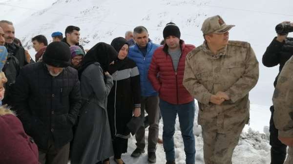 Çığ felaketinde şehit düşen askerlerin aileleri facia bölgesinde 