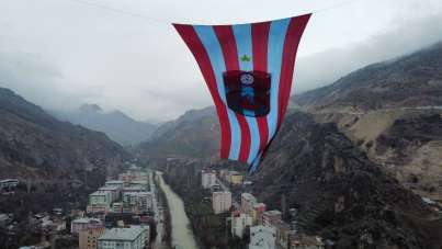 Artvin'de dev viyadüklere asılan Trabzonspor bayrağının kaldırılmasıyla ilgili açıklama geldi