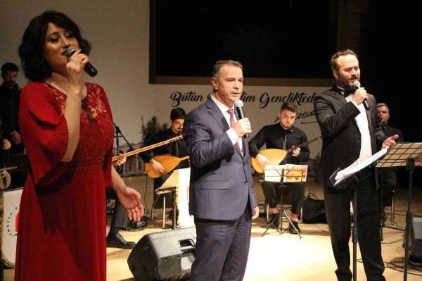 Rektör Elmacı, konserde Çanakkale türküsünü seslendirdi