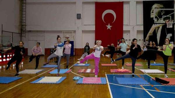Kuşadası Belediyesi'nden kadınlar için pilates dersi - Aydın haber