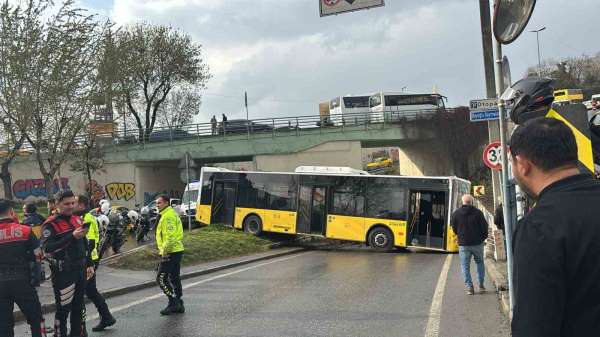 Beyoğlu'nda İETT otobüsü kaza yaptı, yol 2,5 saat kapalı kaldı