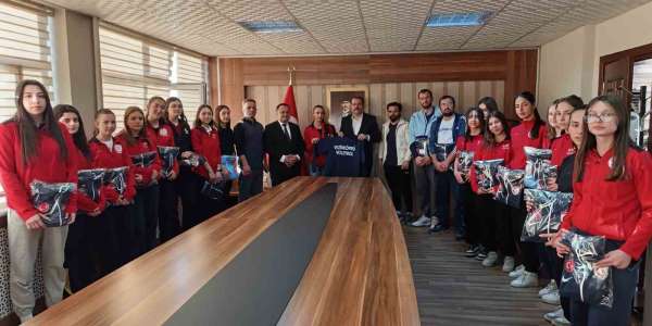 Kaymakamdan şampiyon kızlara eşofman hediyesi