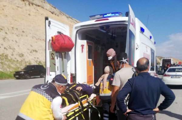 Malatya'da doktor görev çıkışı kaza yaptı, 2 kişi yaralandı