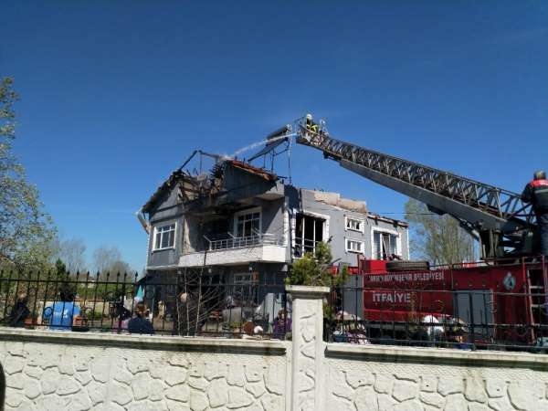 Patlayan televizyon evi yaktı