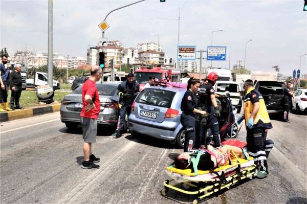 Antalya'da 4 aracın karıştığı, 7 kişinin yaralandığı kazada can pazarı yaşandı