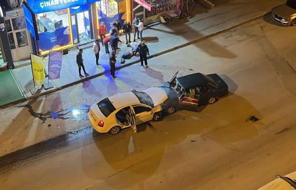 Kayseri'de 3 aracın karıştığı kaza güvenlik kamerasına yansıdı
