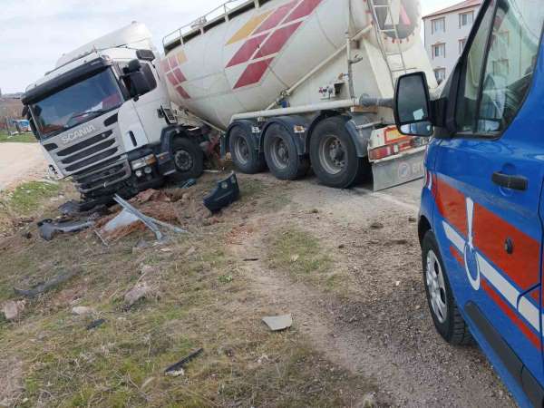 Tokat'ta feci kaza: Vatandaş yola, araç tarlaya savruldu