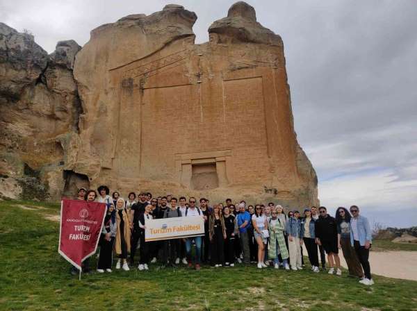 Üniversiteli ve liseli öğrenciler Turizm Haftası'nı Yazılıkaya'da kutladı
