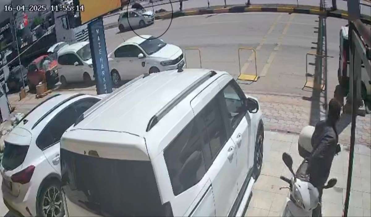 Hatay'daki ölümlü kazada 2 kadının metrelerce havaya uçtuğu anlar kamerada