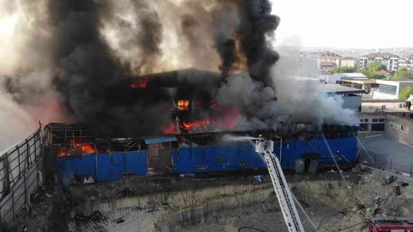 Arnavutköy'de büyük fabrika yangını: Alev alev yanan fabrikadan patlama sesleri duyuldu