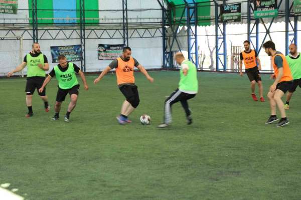 Ağrı Milli Eğitim Müdürü Kökrek, öğretmenler arası futbol turnuvasında sporculara tatlı ikram etti