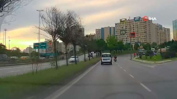 Avcılar'da refüje çarpan motosiklet sürücüsü yola savruldu: Feci kaza anı kamerada