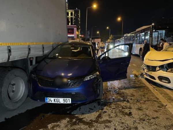 Küçükçekmece'de 3 araçlı zincirleme trafik kazası: 2 yaralı