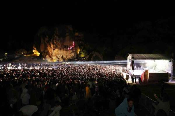 Ekin Uzunlar, Ayazini Frig Vadisi'nde unutulmaz bir konser verdi