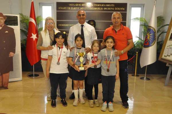 GKV'nin altın kulaçları şampiyonluk madalya ve kupalarını kaptırmadı