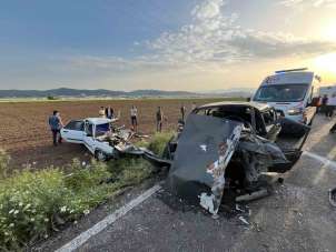 Otomobillerin hurdaya döndüğü kazada yaralılardan 2'si hayatını kaybetti