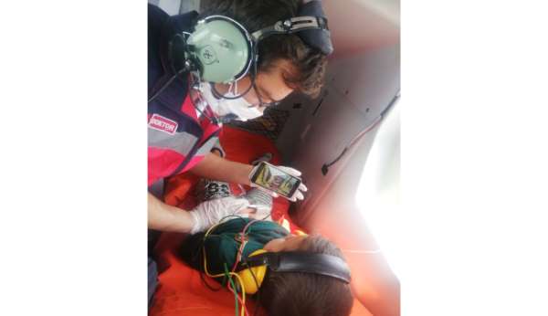 Ambulans helikopterdeki çocuk hastaya iyi hissetmesi için çizgi film izlettirildi