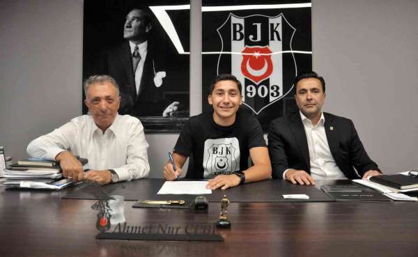 Beşiktaş, genç futbolcu Emirhan İlkhan'ın sözleşmesini uzattı - İstanbul haber