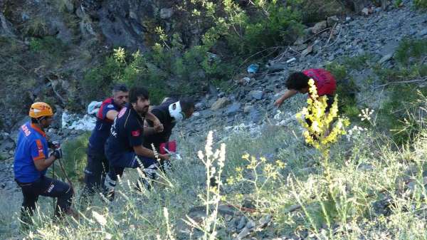 Kayalıklardan düşen kişiyi AFAD ekipleri kurtardı - Tokat haber