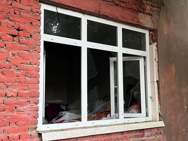 Sinop'ta bir evin camları kimliği belirsiz kişilerce kırıldı - Sinop haber
