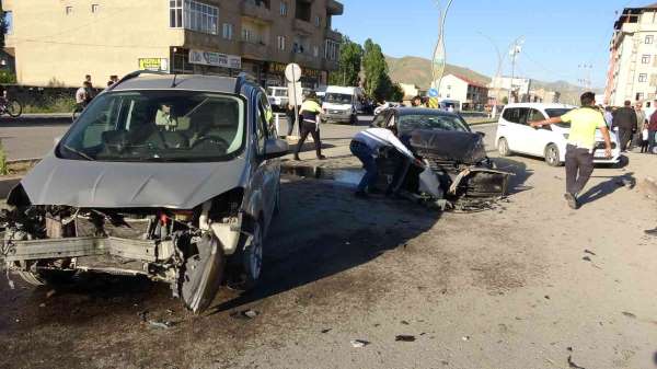 Yüksekova'da zincirleme trafik kazası: 4 yaralı - Hakkari haber