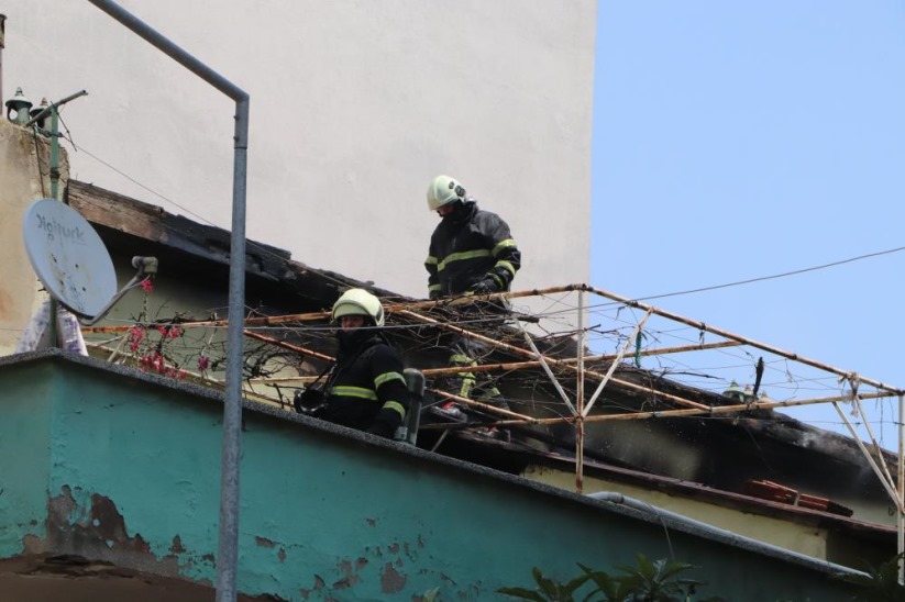 Çakmakla oynayan çocuklar evin çatısını yaktı