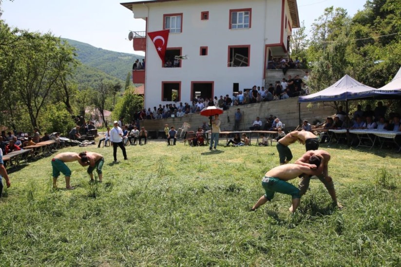 Samsun'da 6 asırlık gelenek yaşatıldı: Düğün ve güreş coşkusu bir arada