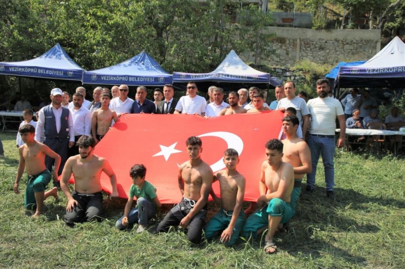 Samsun'da 6 asırlık gelenek yaşatıldı: Düğün ve güreş coşkusu bir arada