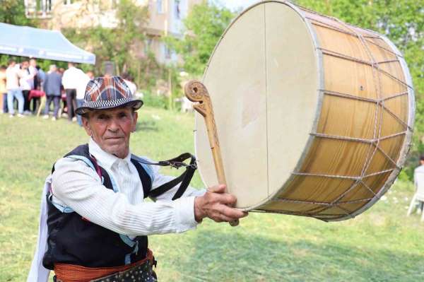 60 yıldır davuluyla düğün ve güreşlerin neşesi: 'Yağlı güreş davulsuz olmaz'
