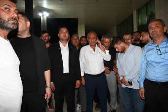 Osmaniye'de belediye binasına taşlı saldırı