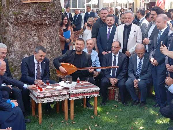 Bakan Tekin Bursa'da çınar altında türkü söyledi, Anadolu peynirlerini tattı