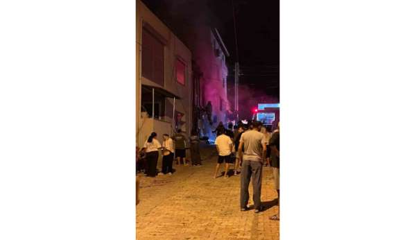İzmir'de bir otelde çıkan yangında patlama sesi paniğe neden oldu