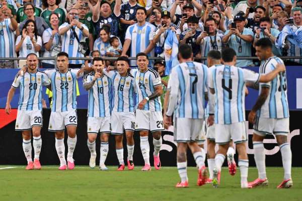 Messi'nin tarihe geçtiği maçta son şampiyon galibiyetle başladı