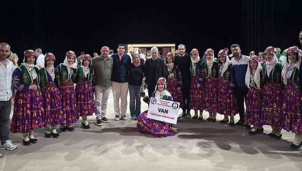 Vanlı kızlar halk oyunlarında tarih yazdı