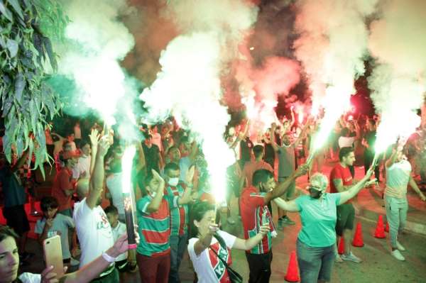 Karşıyakalı taraftarlardan takımlarına Play-Off desteği 