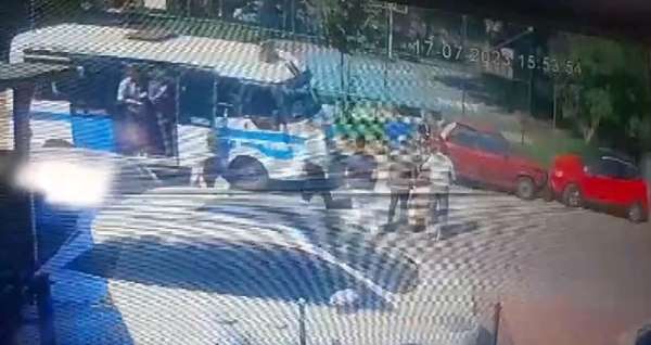 Bursa'da zincirleme kaza: Yolcu minibüsü park halindeki otomobile çarptı