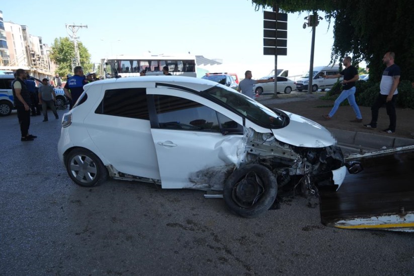 Samsun'da trafik kazası ihbarına giden polis aracı ile otomobil çarpıştı: 4 yaralı
