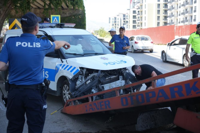 Samsun'da trafik kazası ihbarına giden polis aracı ile otomobil çarpıştı: 4 yaralı