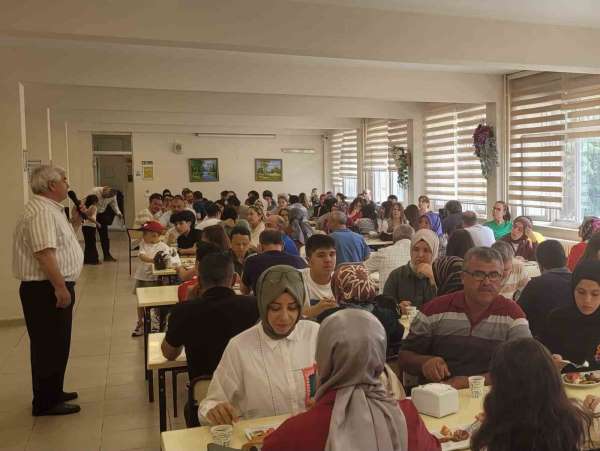 LGS'de ilk 75'e girenlere kahvaltı ve okul tanıtımı