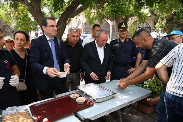 Salihli'deki şehit ailelerinden geleneksel aşure hayrı