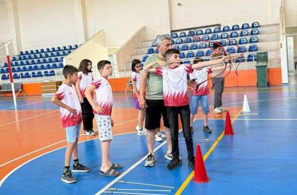 Sarıgöl'de ilk kez okçuluk kursu açıldı