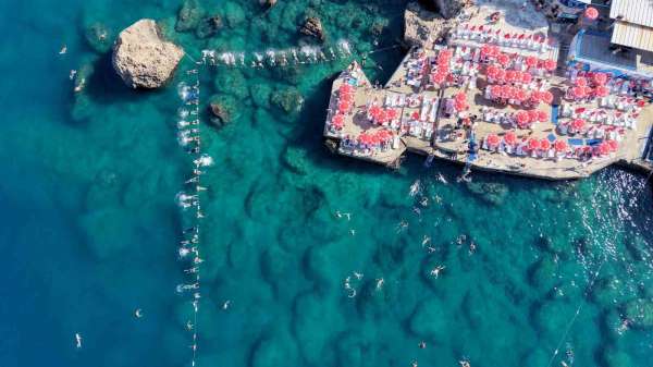 Akdeniz'in berrak sularında falez manzaralı su cimnastiği