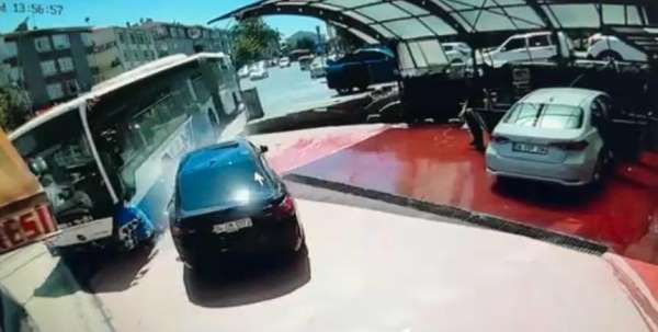 Ankara'da kontrolden çıkan EGO otobüsünü son anda fark eden kişi kazadan kurtuldu