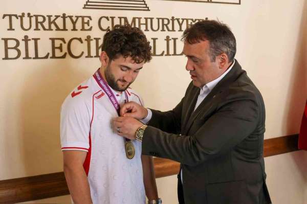 Avrupa şampiyonu güreşçiye Vali Sözer'den tebrik