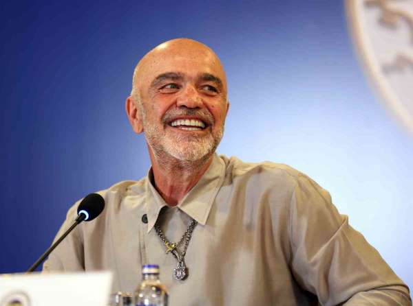 Fenerbahçe yeni transferleri için imza töreni düzenledi